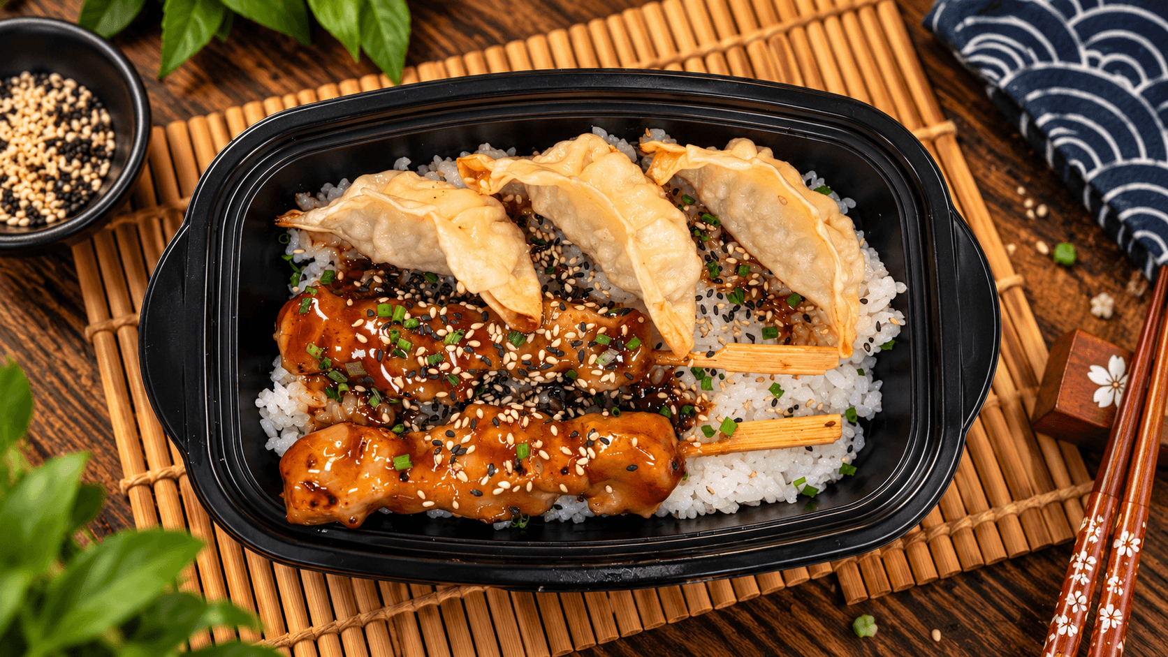 Box brochettes poulet yakitori et gyoza